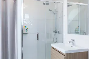 Modern and comfortable, close to SNCF station - Image 4
