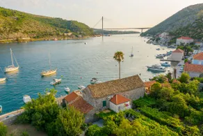 Waterfront Historic Villa, beautiful Renaissance garden, heated swimming pool - Image 3