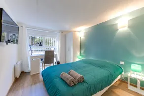 ⛲ Downtown 🛌 3 Bedrooms 🚘 Garage 🎨 The Pantone - Image 4