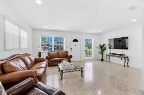 Spacious 4BR/2 bath house in Westchester - Image 5