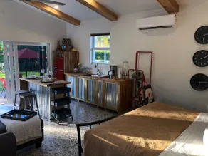 Modern Spacious studio minutes from beach/downtown - Image 2