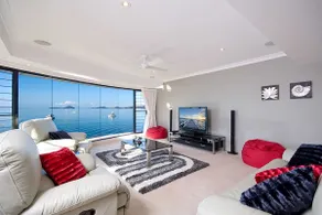 Seaside Splendour waterfront apartment - Image 4