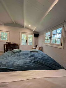 Cosy, intimate cabin with kitchenette and en-suite - Image 4
