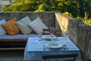 Beautiful apartment in 18th century Priory and lush park - Image 4