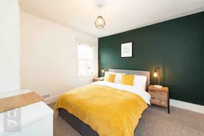 Cosy | City Home | 2BR | Free Parking | Sleeps 4 - Image 3