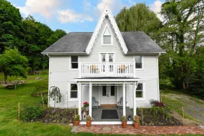 Cozy Riverfront Victorian in the Hudson Valley - Image 2