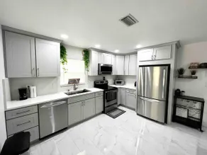 Small & Cozy Poolside Retreat – Pet friendly - Image 2