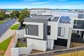 Surf Central Townhouse - Walk to Beach and Shops - Image 3
