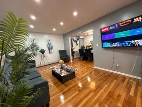 Cozy Queens Retreat w/ Family Amenities & Parking - Image 5