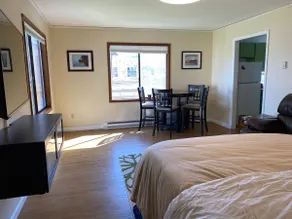 Quaint Downtown Cottage - Image 2