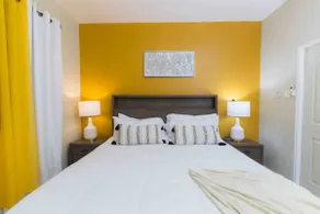 Luxurious 2 bed 2 bath apt in Kingston city center - Image 2