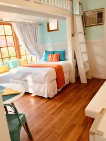 Sunny Daze Bungalow, sleeps 2 Adults - Image 2