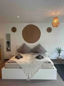 King-size bed BOHO apartment with underground parking - Image 4
