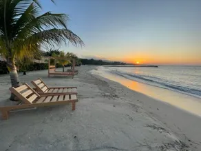 KING SIZE Villa with Pool and beach - Image 2