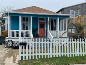 Beach bungalow only 3 blocks to beach! - Image 3