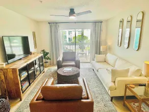 modern&cozy close to beach/pool KING BED 2/2 - Image 3