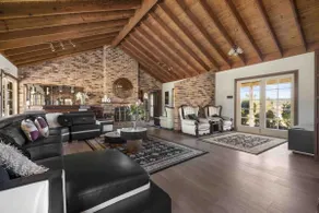 Wine Country Homestead – Spacious Retreat - Image 4