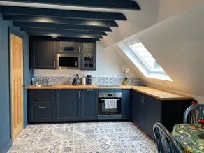 Beautiful boutique studio flat in town centre - Image 2