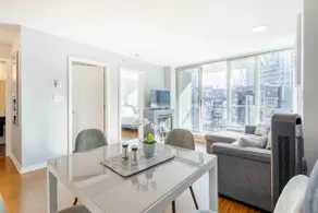 Bright 3BR Downtown Vancouver Condo w Pool & Gym - Image 2
