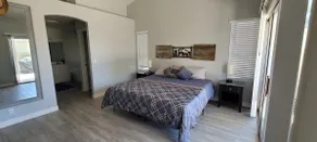 Pool access, garage, TV in all rooms fast Internet - Image 5