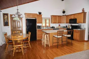 Cozy Home Close to Lake, Hiking Trails - Image 5