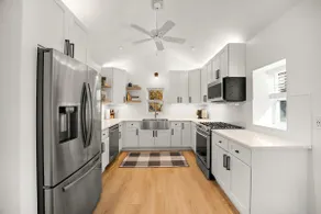 * Gorgeous Loft Style House w/ Luxury, Charm, & Comfort * - Image 4