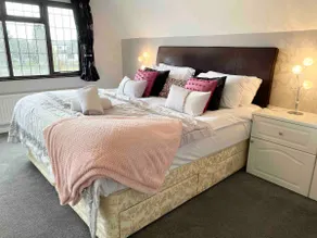 Riverside 4 Bedroom House Wraysbury Staines - Image 5