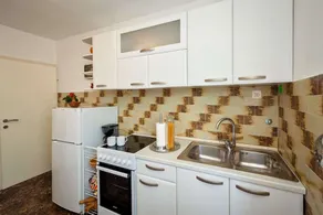 Apartment in peaceful part of island Brač (3 beds) - Image 5