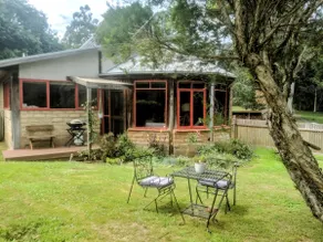 The Mudbrick Cottage, off-grid retreat Warburton - Image 2