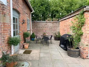 The Little Coach House in Wales - Image 2
