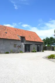 Rural accommodation among horses | House - Image 2