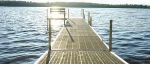 Lakeside house with a separate bunkhouse - Image 2