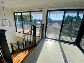 Spacious, sunny apartment in prime location - Image 4