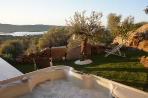 Architect-designed house, jacuzzi & incredible sea view - Image 4