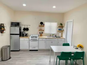 LAX Aparment with parking - Image 3