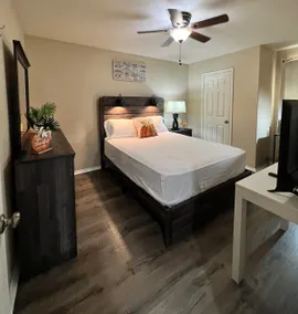 Beautiful spacious apartment with free parking. - Image 2