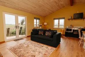 Beautiful Cottage with Heated Outdoor Swimming Pool in Bredfield near to Woodbridge on the Suffolk Coast - Image 3
