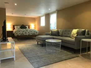 Elegant Madrona Studio Apartment close to Downtown - Image 2