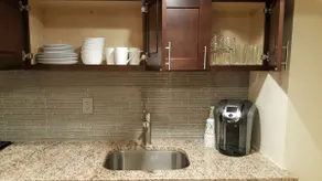 Upscale Modern 2 BR Apartment - Image 2