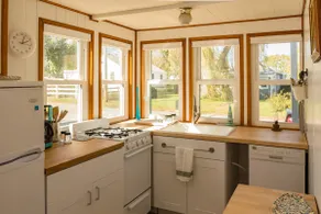 Cottage by the Bay - Image 4