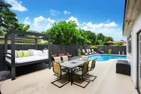 Luxe 5BR Heated Pool Retreat • Hard Rock Sleeps 16 - Image 2