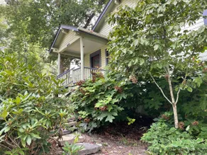 The Kind Cottage in the Heart of Downtown - Image 2