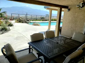 ERSTAUNLICHER BLICK & HINTERGARTEN MIT RIESIGEM POOL, SCHÖNES HAUS MIT SITZPLÄTZEN ÜBER 1500SF - Image 4