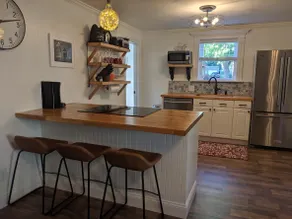 Blue Door Bungalow, close to downtown - Image 2