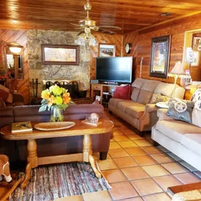 4B/4B Log Cabin with Western Town, Saloon, Firepit - Image 2