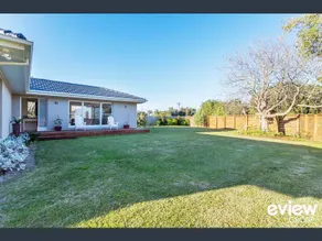 Coastal Charm: Pet-Friendly, Fire Pit, Beach 100m! - Image 2