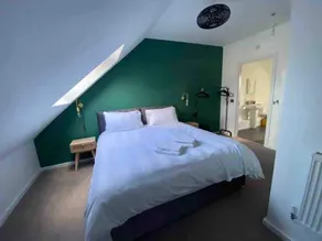 Stylish Modern Stay–Spacious 3-Bedroom Near Centre - Image 3