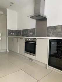 Best located Flat in Cheltenham and Free Parking - Image 2