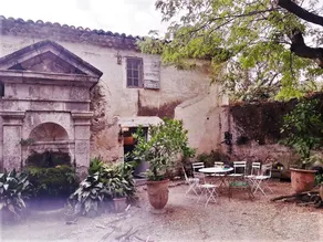 House with great charm and fountain - Image 3