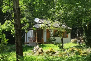 Lake Chaumeçon Cottage with Private Pond - Image 2
